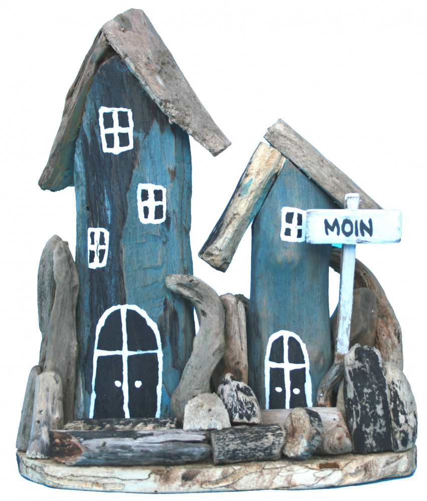 Zwei Häuser aus Treibholz mit Schild Moin