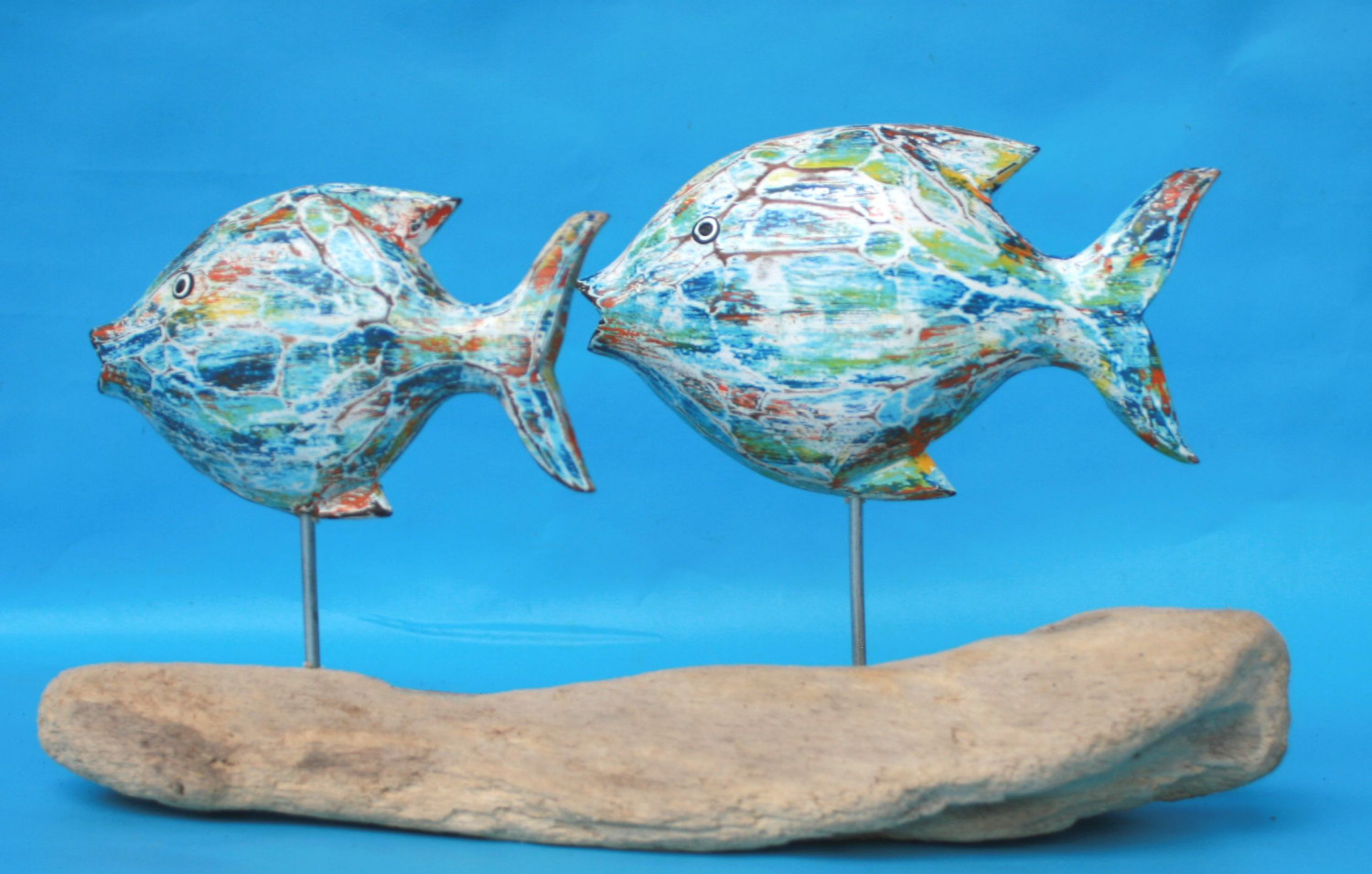 Zwei Fische aus Holz auf Treibholz - flach